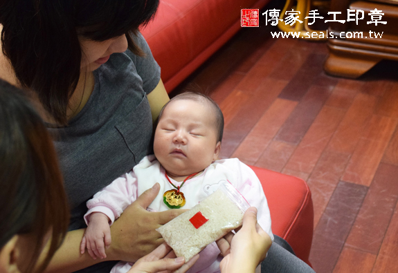 吳寶寶(台中北屯區到府嬰兒寶寶滿月剃頭理髮、免費到府嬰兒剃胎毛儀式吉祥話)。到府剃頭剃胎毛主持、專業拍照、DVD光碟、證書。★購買「臍帶章、肚臍章、胎毛筆刷印章」贈送：剃頭、收涎、抓周，三選一。2015.12.06 照片6